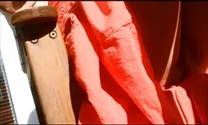 زیبایی روسیه کاشته هزینه دائمی در شن و ماسه. زنان باردارسکسی