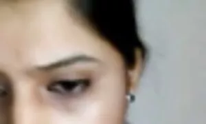 فروش سبزه فیلم سوپر دختر همسایه زیبا بر روی میز