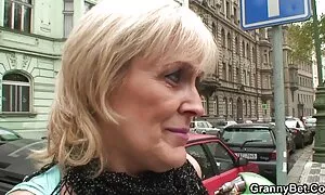 طنز توسط یک دکتر منحرف فیلم سوپر دختر همسایه شده است.