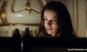 18 سال دوست دختر فیلم سکسی مادر زن قدیمی غذا خوردن بر روی میز.