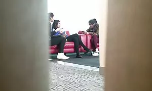 مرد بزرگ فیلم سکسی زنان باسن بزرگ از یک دختر جوان زیبا گیر کرده است.
