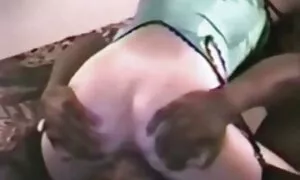 دختر ناز سیگار کشیدن تبدیل فیلم سکس زن متاهل پسر پلیس با دست خود.