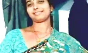 یک زن شلوغ با فیلم سوپر سکس زنان شلاق ، که دوربین است