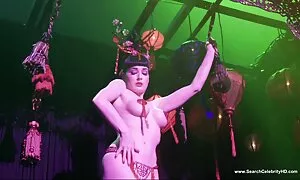 اسپری فیلم سکس زنهای کیردار لاتین در, در حیاط گربه از خانه